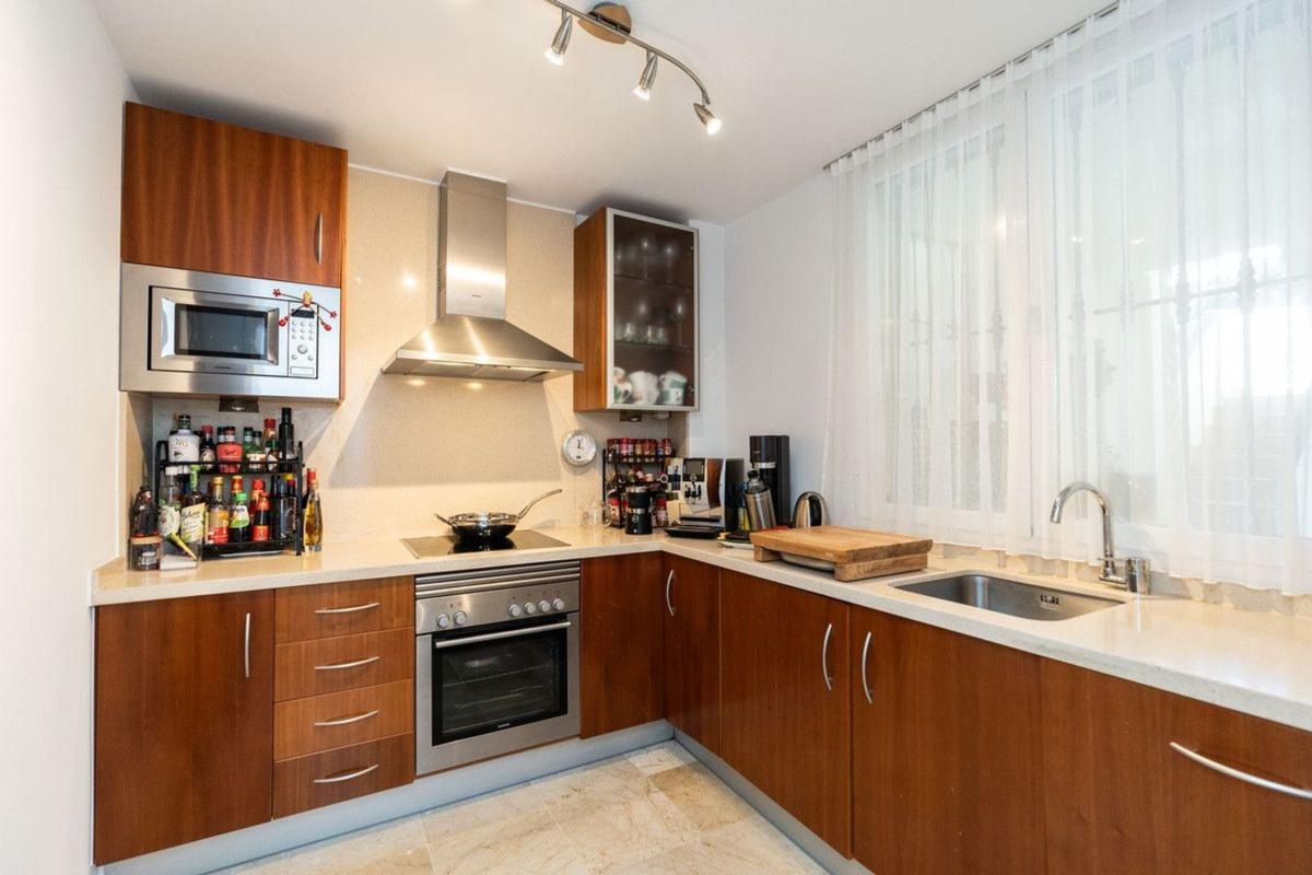 Venta de piso en Piso en Urbanizacion Puerto de los Almendros, Los Arqueros-Puerto del Almendro, Benahavís, Benahavís
 photo 4