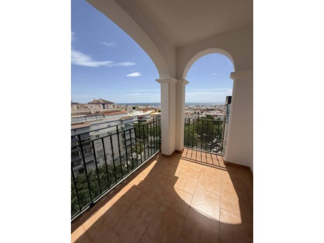 Venta de piso en Piso en Avenida de los Reales, Sierra de Estepona-Avda de Andalucia, Estepona, Estepona
 photo 2