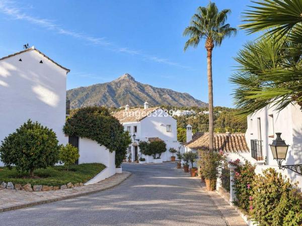 Chalet pareado en Los Naranjos, Marbella photo 1