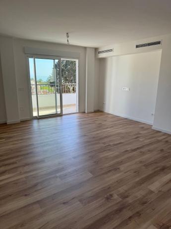 Продажа квартиры на Piso en Calle José Luis Díez, 1, Puerto de Estepona, Estepona, Эстепона
thumbnail 2