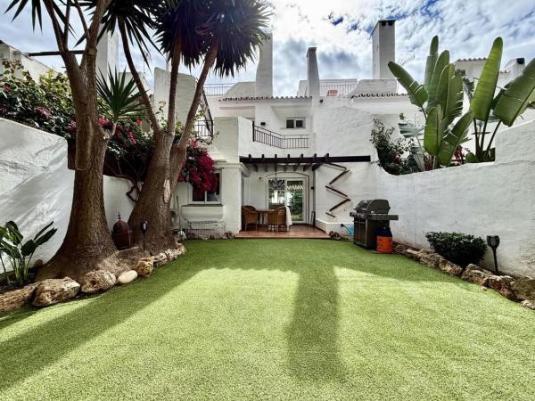 Chalet adosado en Urbanización Los Naranjos de Marbella, 9, La Dama de Noche-La Alzambra, Marbella photo 1