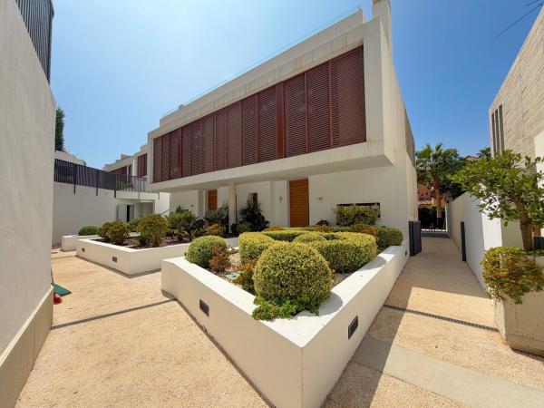 Chalet pareado en Calle Cerquilla de Nagûeles, Lomas de Marbella Club, Marbella thumbnail 3