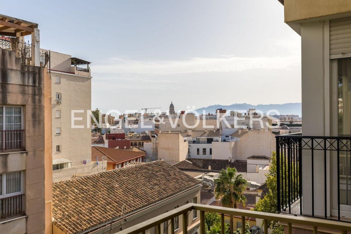 Продажа квартиры на Piso en Calle Ferrándiz, Conde de Ureña, Málaga, Малага
photo 1