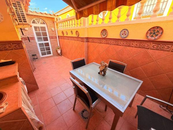 Chalet adosado en Calle Espacio, Polígonos - Recinto Ferial, Málaga thumbnail 2