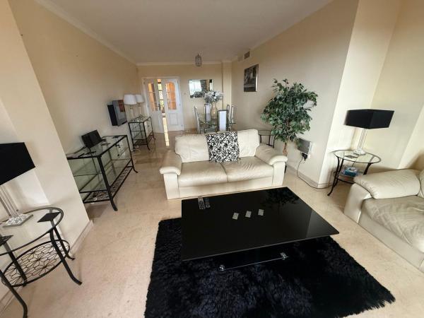Venta de piso en Piso en Green Hills - Las Cumbres de Elviria, Marbella, Marbella
 photo 3