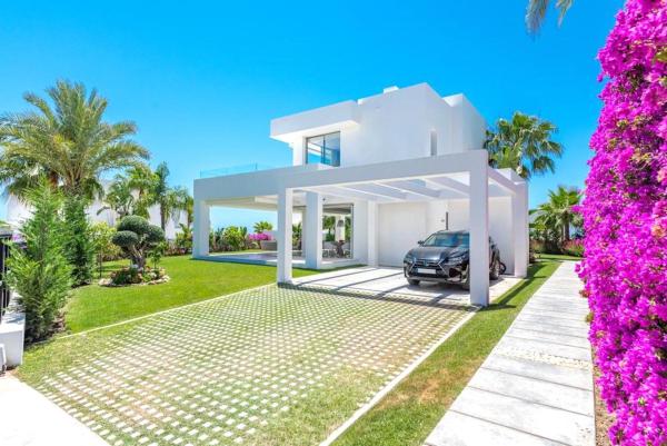 Casa o chalet independiente en Calle Iroko, Rio Real, Marbella photo 1