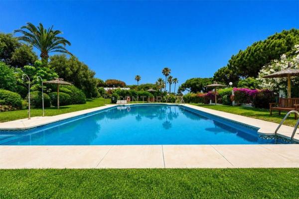 Chalet adosado en Calle de la Playa, 14, Cabopino - Artola, Marbella photo 1