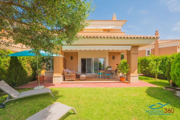 Chalet pareado en Avenida Santa Clara Golf, Los Monteros, Marbella photo 1