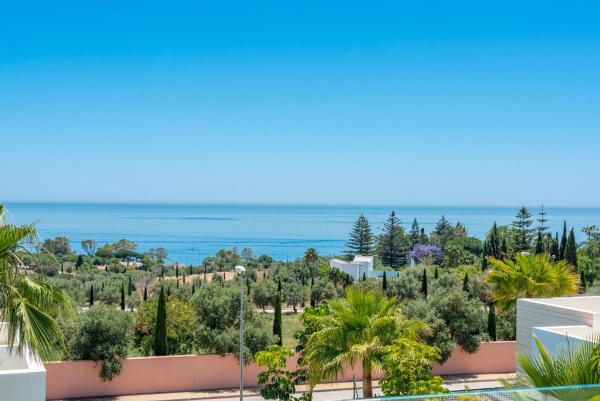 Chalet adosado en Calle Iroko, Rio Real, Marbella thumbnail 2
