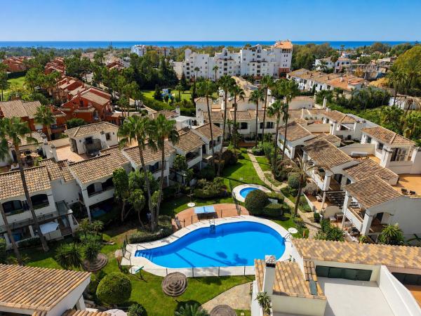 Chalet adosado en Monte Biarritz, Nueva Atalaya, Estepona photo 1