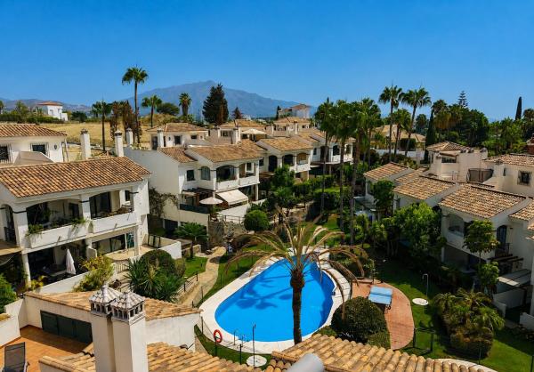 Chalet adosado en Monte Biarritz, Nueva Atalaya, Estepona thumbnail 2
