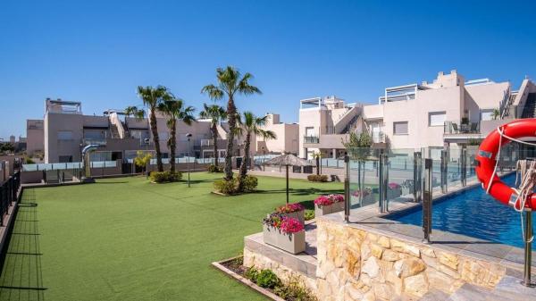 Chalet adosado en Calle Gines Saura Sanchez, Parque Acuático - Sector 25, Torrevieja photo 1