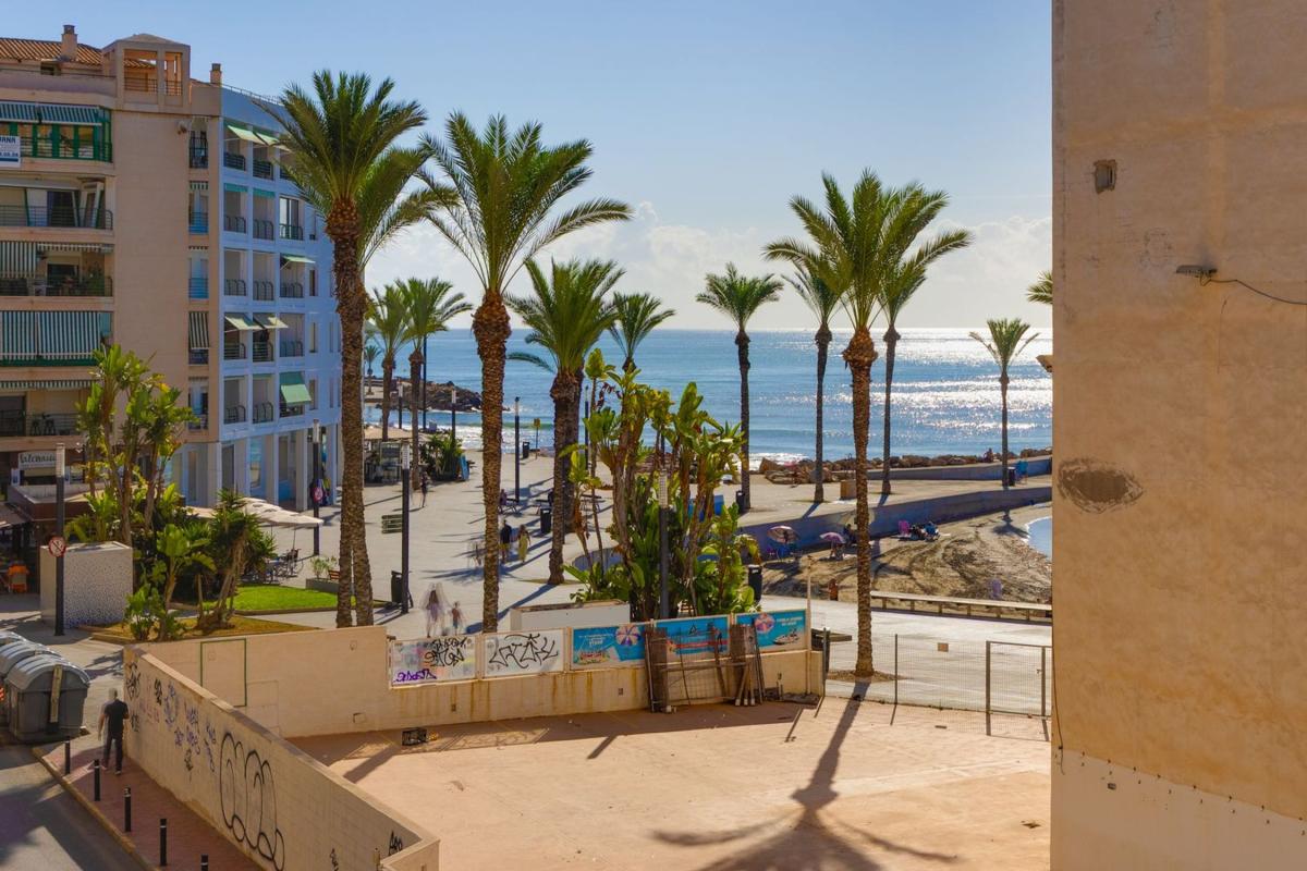 Venta de piso en Piso en Ramon y Cajal, 25, Las Piscinas Naturales, Torrevieja, Torrevieja
photo 1