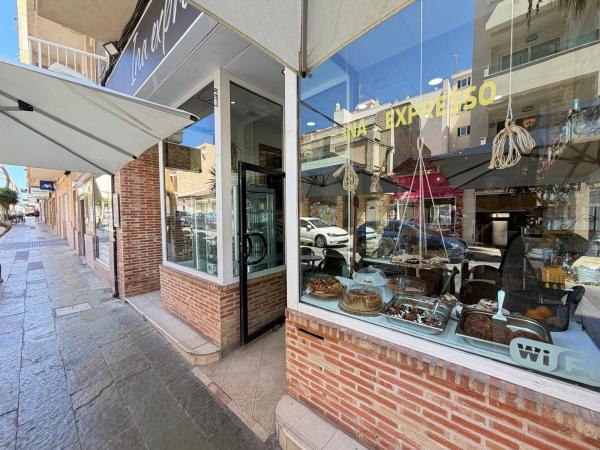 TRASPASO DE CAFETERÍA DE ÉXITO EN EL CENTRO DE TORREVIEJA thumbnail 2
