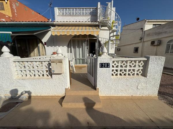 Chalet adosado en Calle Rodrigo, 67, La Siesta - El Salado - Torreta, Torrevieja thumbnail 2