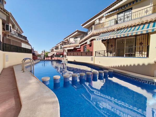 Chalet adosado en Calle Gotzone Mora, 10, Parque Acuático - Sector 25, Torrevieja photo 1