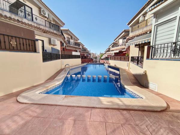 Chalet adosado en Calle Gotzone Mora, 10, Parque Acuático - Sector 25, Torrevieja thumbnail 2