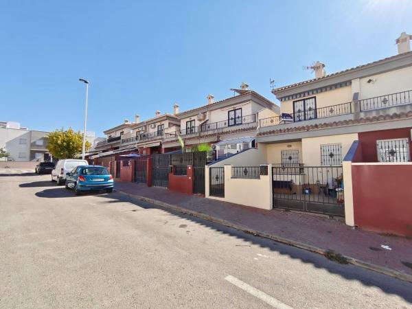 Chalet adosado en Calle Gotzone Mora, 10, Parque Acuático - Sector 25, Torrevieja thumbnail 3