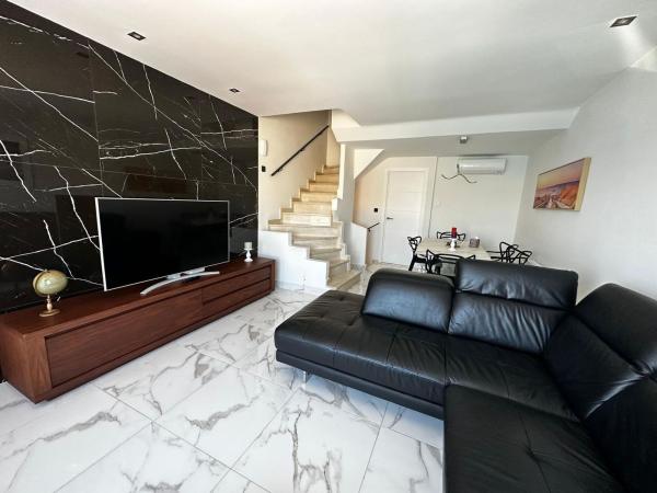 Chalet adosado en Calle Luarca s/n, Playa de Poniente, Benidorm thumbnail 2