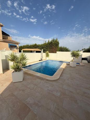 Casa o chalet independiente en Calle Renoir, La Siesta - El Salado - Torreta, Torrevieja thumbnail 2