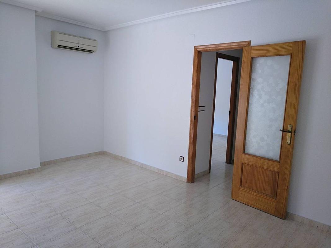 Venta de piso en Piso en Patricio Zammit, Antonio Machado, Torrevieja, Torrevieja
photo 3