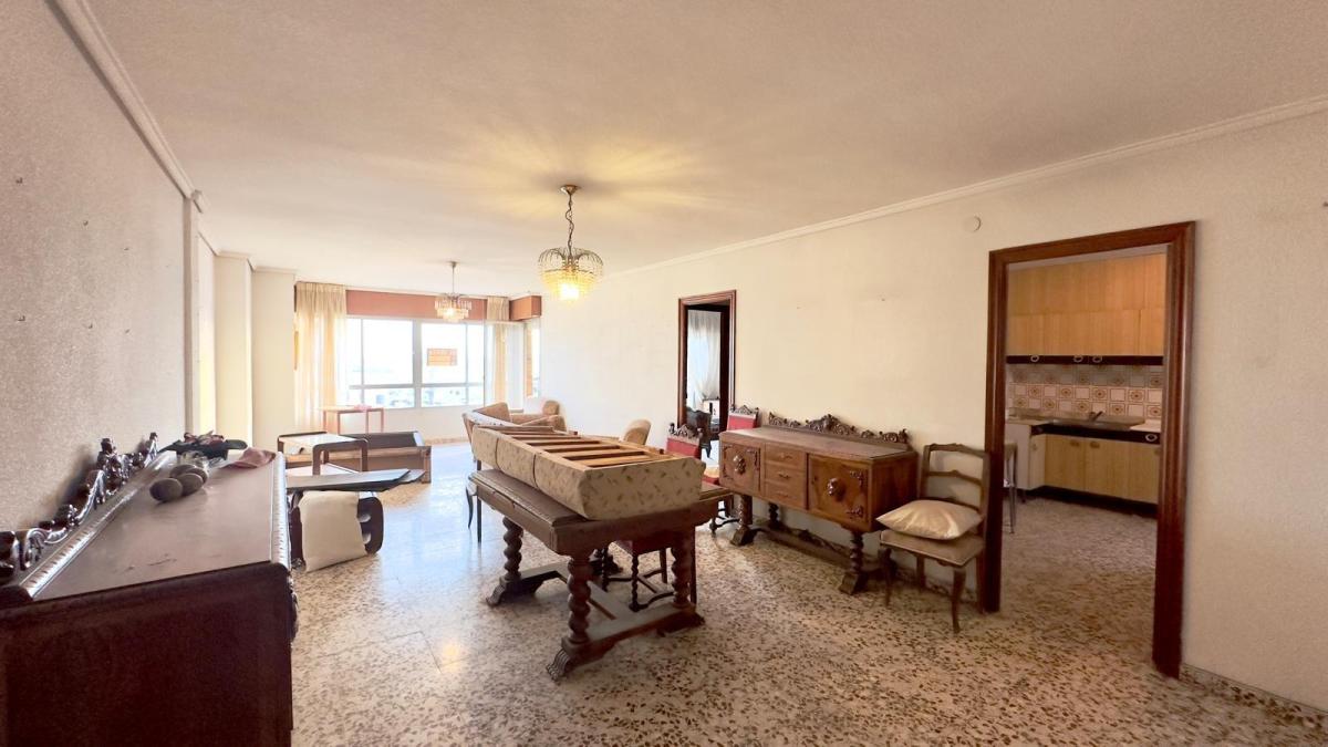 APARTAMENTO EN PRIMERA LINEA DE LA PLAYA FRENTE AL CLUB NAUTICO PARA REFORMAR CON 4 HAB 2 BAÑOS, Torrevieja
photo 1