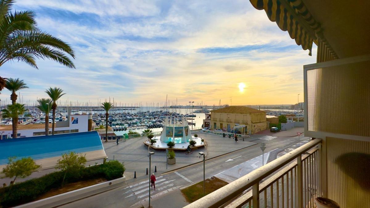 APARTAMENTO EN PRIMERA LINEA DE LA PLAYA FRENTE AL CLUB NAUTICO PARA REFORMAR CON 4 HAB 2 BAÑOS, Torrevieja
photo 2