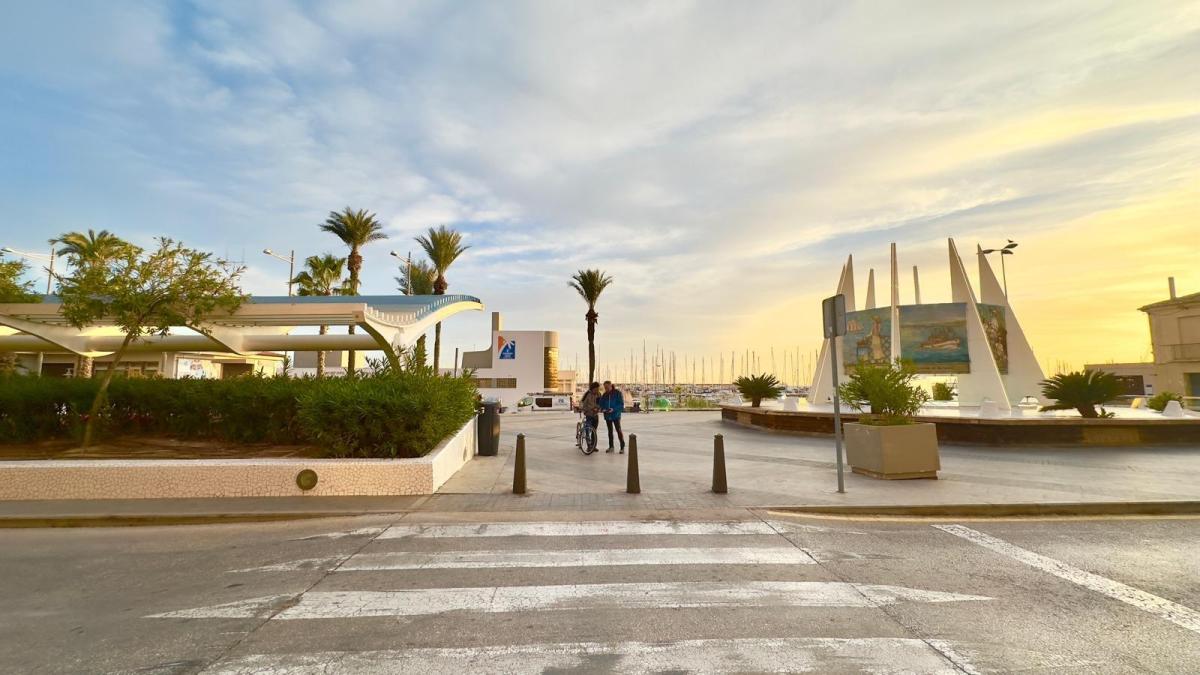 APARTAMENTO EN PRIMERA LINEA DE LA PLAYA FRENTE AL CLUB NAUTICO PARA REFORMAR CON 4 HAB 2 BAÑOS, Torrevieja
photo 3