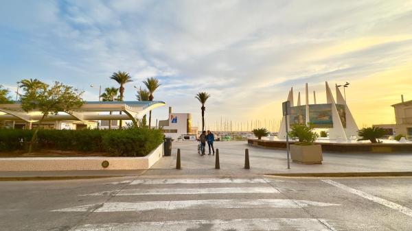 APARTAMENTO EN PRIMERA LINEA DE LA PLAYA FRENTE AL CLUB NAUTICO PARA REFORMAR CON 4 HAB 2 BAÑOS, Torrevieja
thumbnail 3