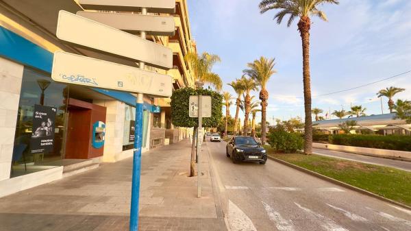 APARTAMENTO EN PRIMERA LINEA DE LA PLAYA FRENTE AL CLUB NAUTICO PARA REFORMAR CON 4 HAB 2 BAÑOS, Torrevieja
 photo 4