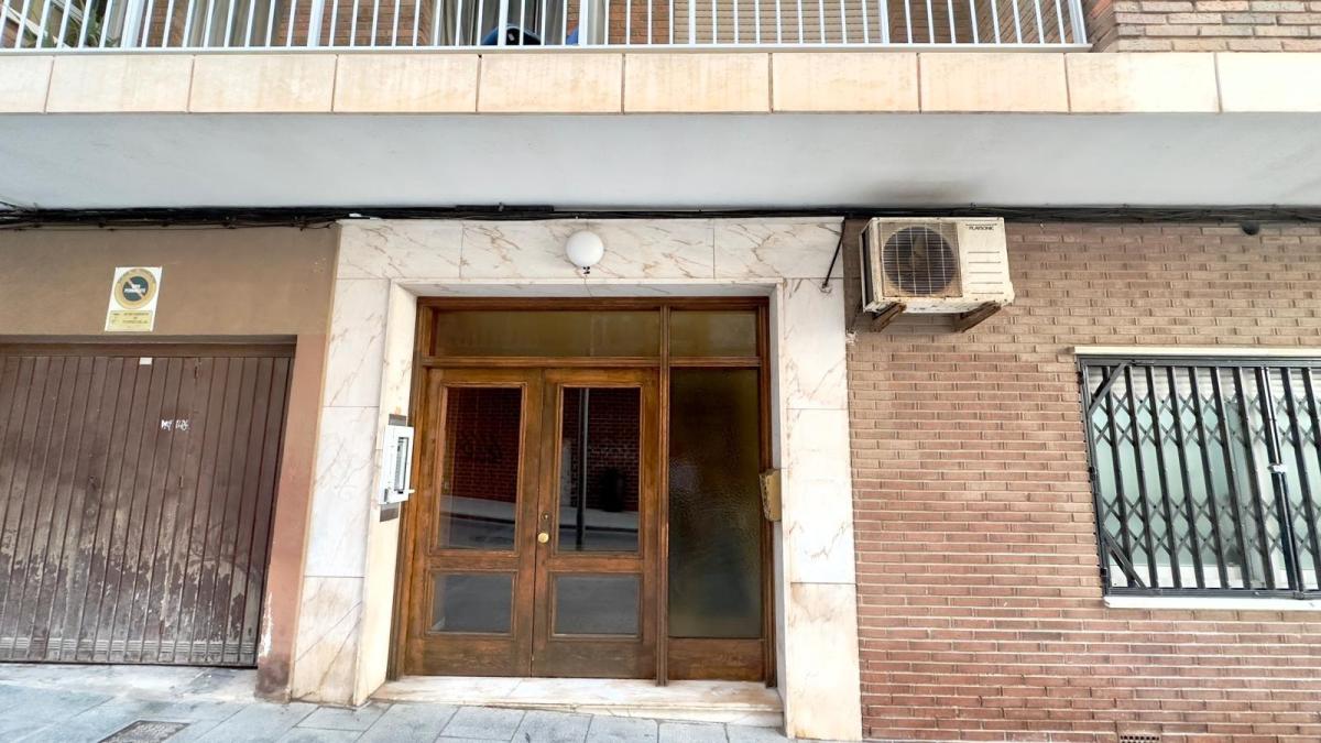 APARTAMENTO EN PRIMERA LINEA DE LA PLAYA FRENTE AL CLUB NAUTICO PARA REFORMAR CON 4 HAB 2 BAÑOS, Torrevieja
photo 5