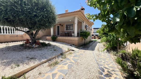 Chalet wolnostojący na sprzedaż w Aguas Nuevas , Torrevieja photo 1