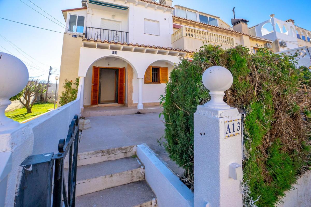 Bungalow en planta baja con jardín privado y entrada independiente en urbanización con piscina, Torrevieja
photo 3