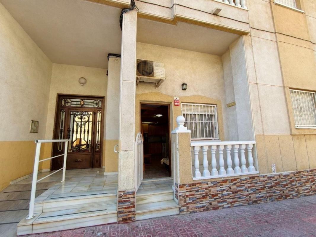 Venta de piso en Piso en Calle Maestro Francisco Casanovas, 8, Antonio Machado, Torrevieja, Torrevieja
photo 2