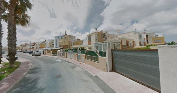 Venta de piso en Piso en Avenida de Londres, Los Balcones y los Altos, Orihuela, Orihuela
thumbnail 3
