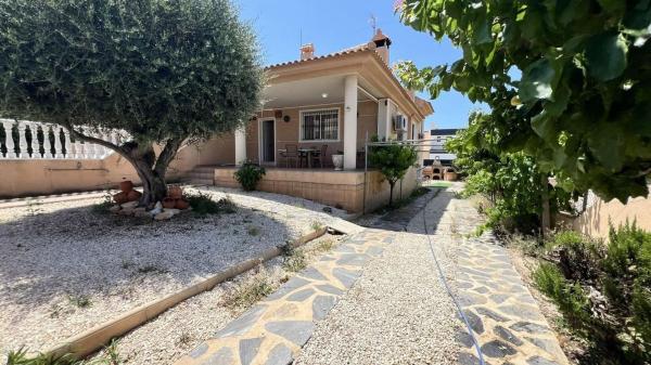 Chalet independiente en venta en Casa o chalet en Aguas Nuevas, Torrevieja, Torrevieja
photo 1