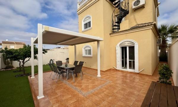 Chalet independiente en venta en Casa o chalet en Aguas Nuevas, Torrevieja, Torrevieja
photo 1