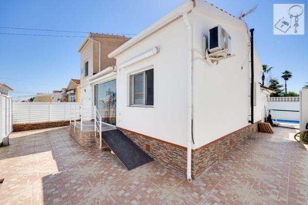 Частный шале на продаже в  Casa o chalet en San Fulgencio, Сан-Фульхенсио photo 4