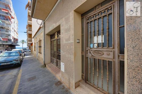 Sale of flat in Piso en Las Piscinas Naturales, Torrevieja, Torrevieja
thumbnail 2