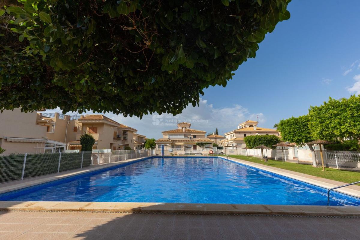 Продажа квартиры на Piso en Calle Pintor Ribera, 3, Playa Flamenca, Orihuela, Ориуэла
photo 1