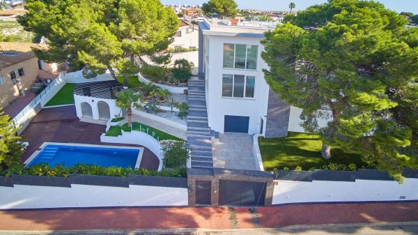 Casa o chalet independiente en Avenida de Torrevieja, Los Balcones - Los Altos del Edén, Torrevieja thumbnail 2