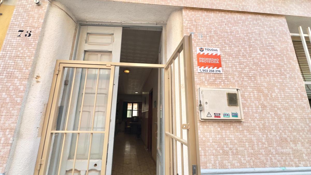 CASA DE PUEBLO DE 3 DORMITORIOS 2 BAÑOS Y AMPLIO PATIO EN EL CENTRO DE TORREVIEJA PARA REFORMAR, Torrevieja
photo 2