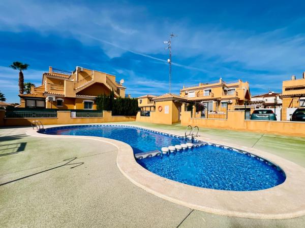 Dúplex en Sector 25 con piscina, patio y solárium en Torrevieja thumbnail 3