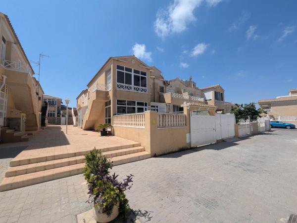 Casa o chalet independiente en Calle Pablo Mercader Torregrosa, 12, Parque Acuático - Sector 25, Torrevieja photo 1