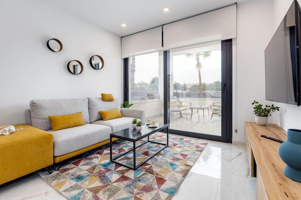 Venta de piso en Piso en La Siesta - El Salado - Torreta, Torrevieja, Torrevieja
 photo 2