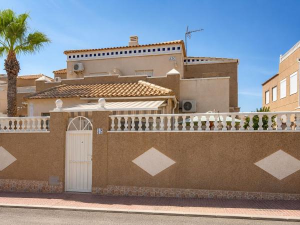 Chalet pareado en Avenida del Horizonte, Aguas Nuevas, Torrevieja photo 2