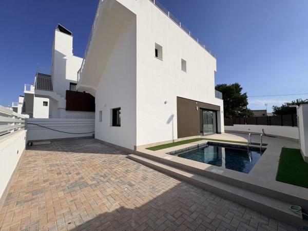 Chalet wolnostojący na sprzedaż w Casa o chalet en Calle Noruega, La Marina, Elche / Elx, Elche / Elx photo 1