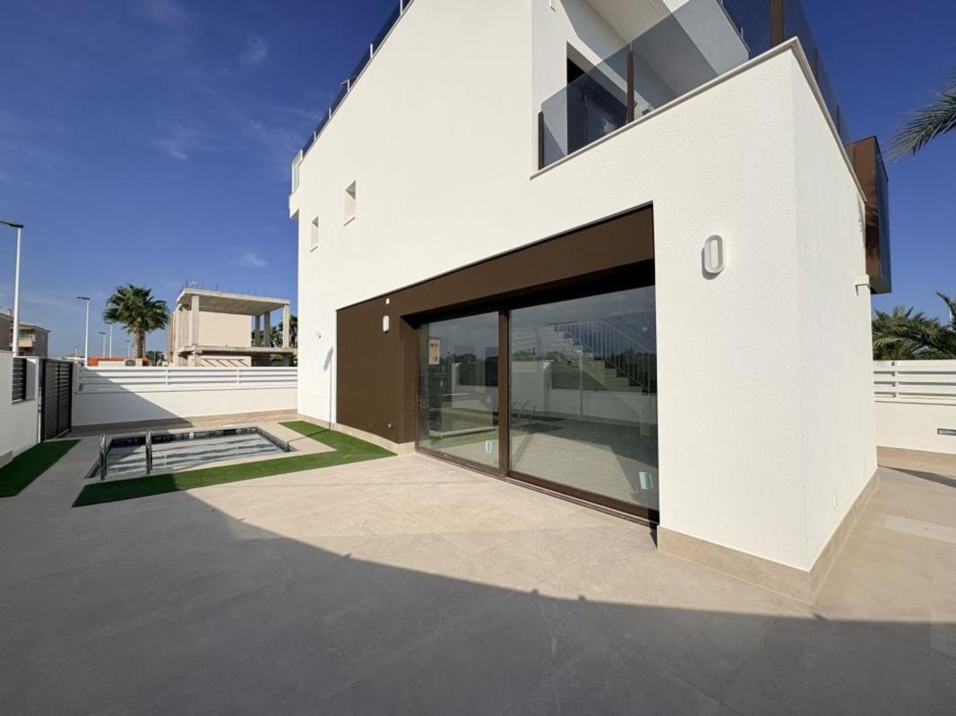 Venta de chalet independiente en Casa o chalet en Calle Noruega, La Marina, Elche / Elx, Elche / Elx
 photo 2