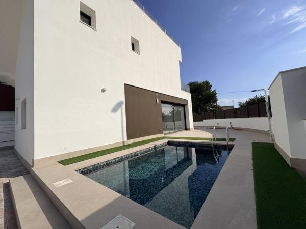 Chalet wolnostojący na sprzedaż w  Casa o chalet en Calle Noruega, La Marina, Elche / Elx, Elche / Elx photo 4