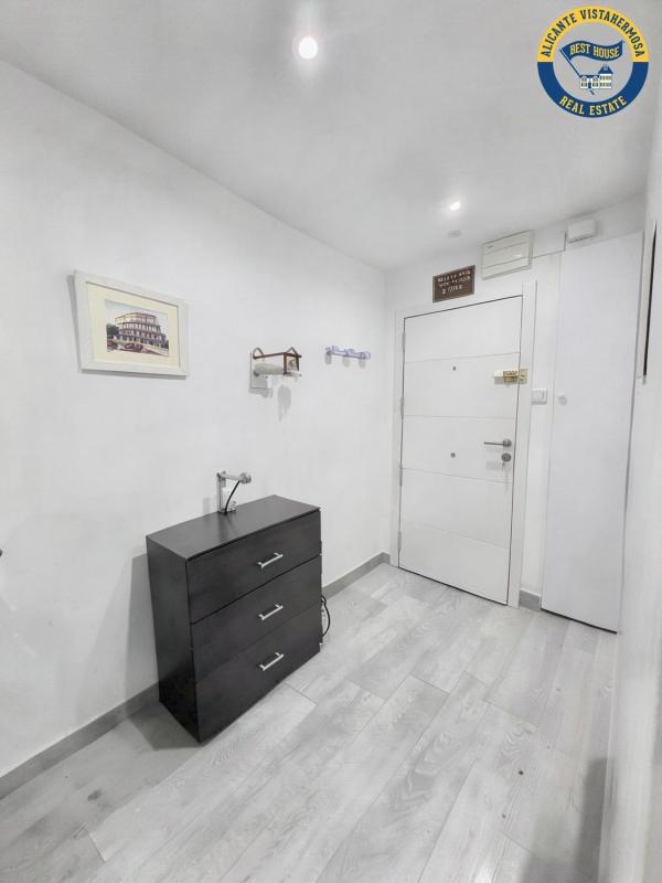 Venta de piso en Piso en Plaza del Doctor Gascuñana Hernando, Virgen del Remedio - Parque lo Morant, Alicante / Alacant, Alicante / Alacant
photo 2